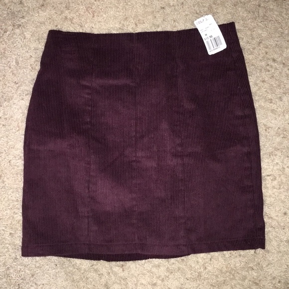 Corduroy maroon skirt with zipper back - Picture 1 of 3